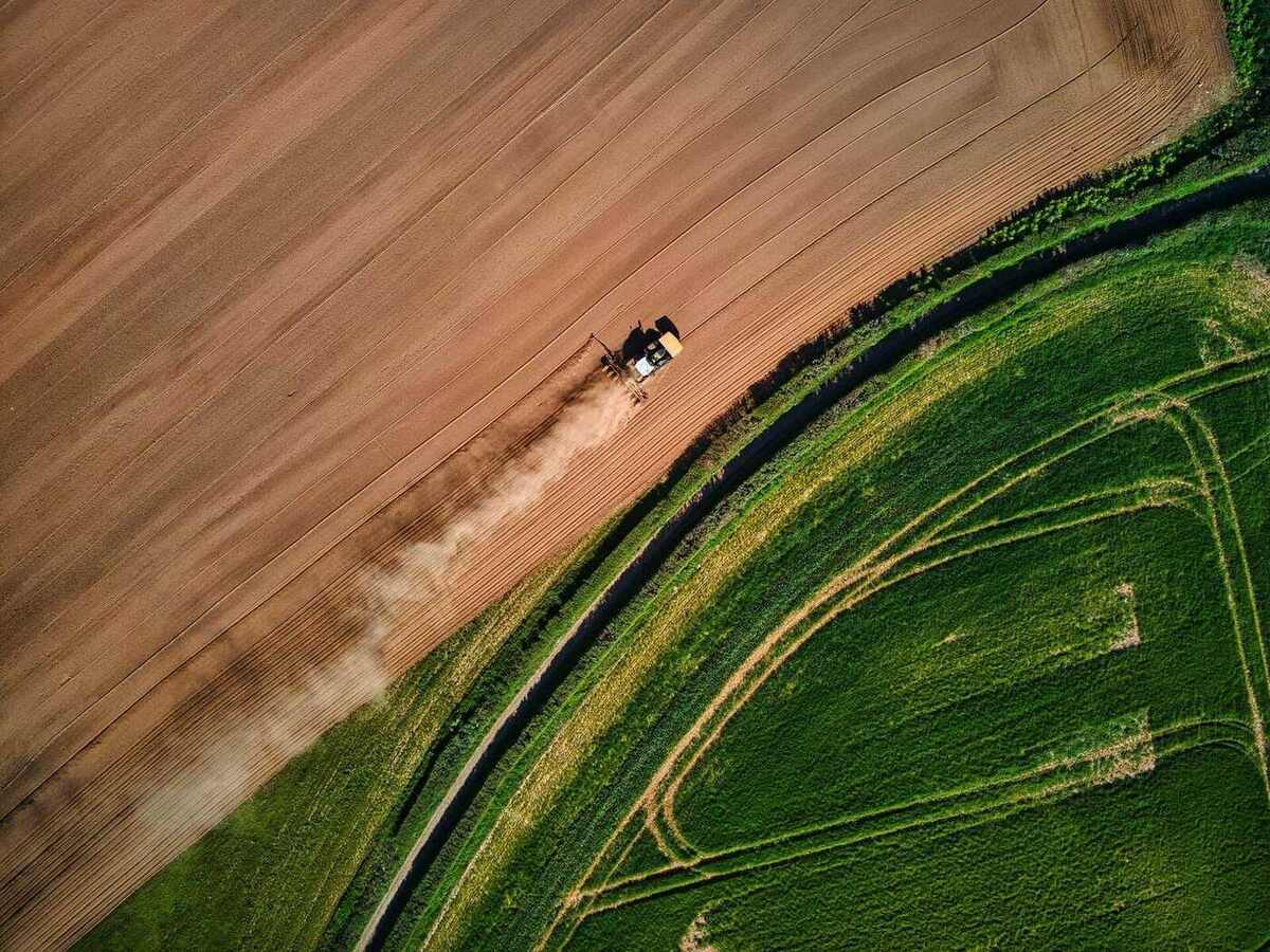 Paisagem rural brasileira ao entardecer, vista aérea