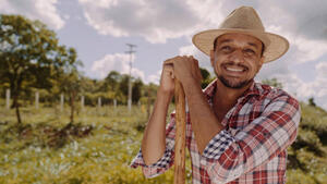 Produtor rural brasileiro em área de sistema agroflorestal